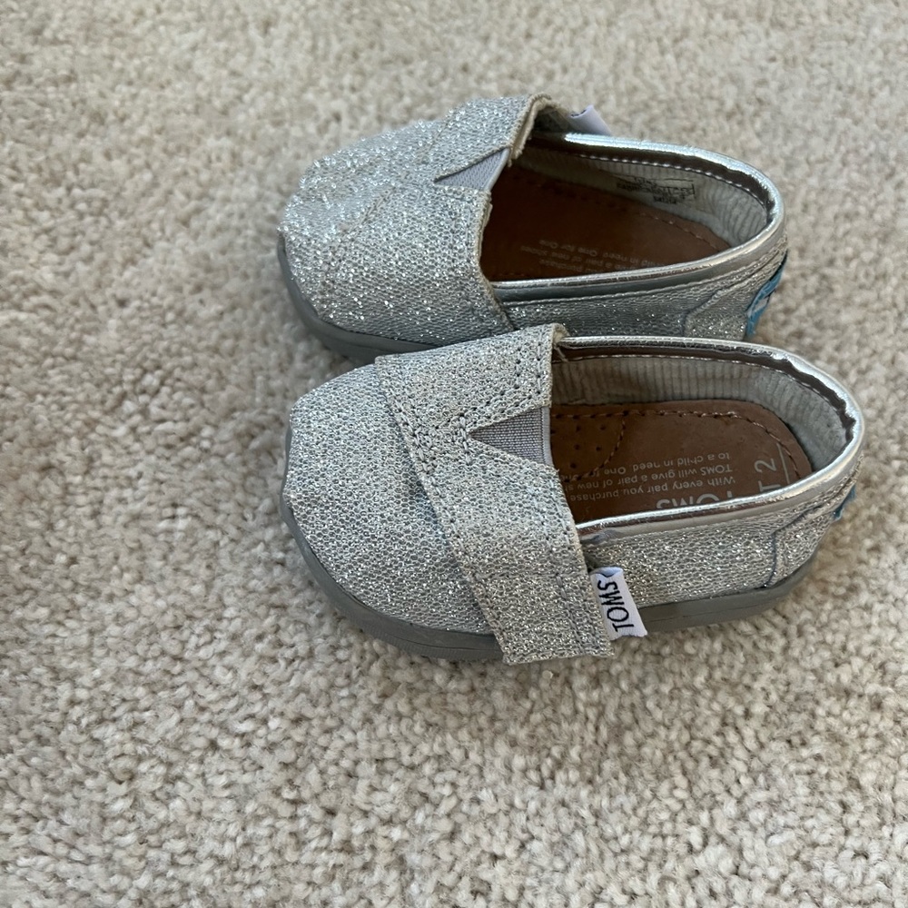 TOMS Baby Glittery Silver Shoes T2